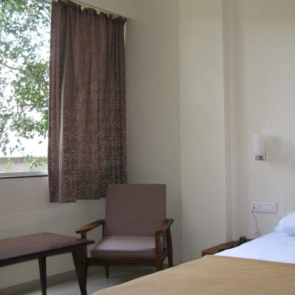 Oyo 1194 Hotel Gulmohr Pune Dış mekan fotoğraf